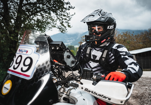 699